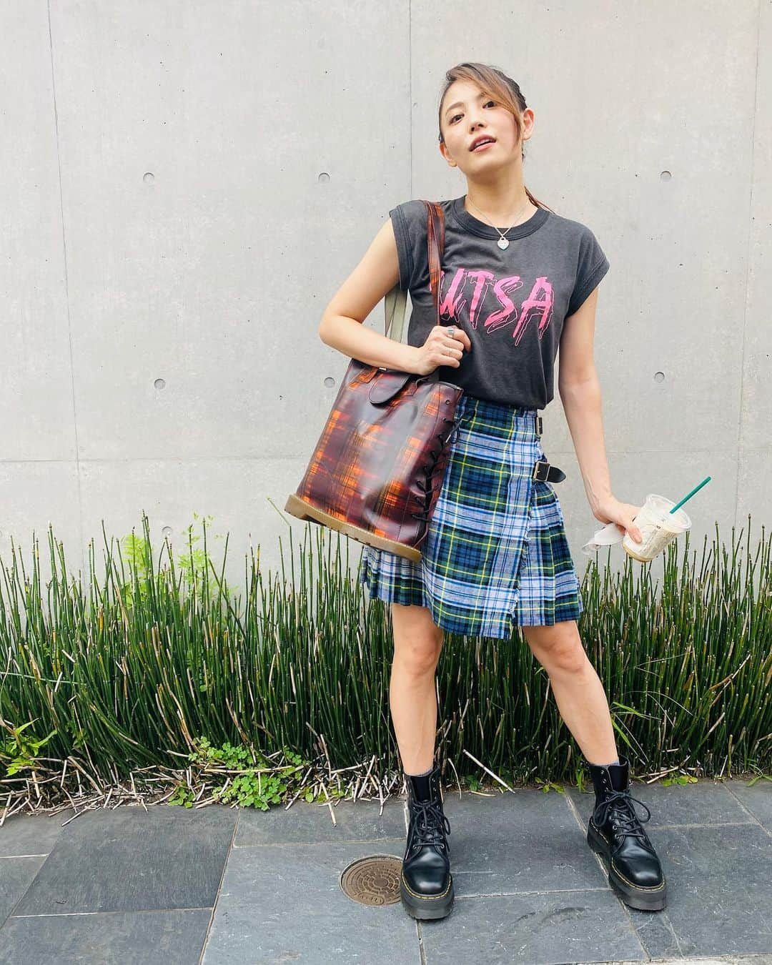 田野アサミさんのインスタグラム写真 - (田野アサミInstagram)「❤️🧟‍♀️🧡. アツイね！ #お洋服スタグラム そこ（底）んとこ〜夜露死苦ーーーー‼️ないつかの私。 5枚目おまけ！皆はどれが好き？😏 #田野アサミ#asamitano#チェっちゃん #靴底鞄 🥾💕#drmartens#tartan 脚の筋と血管でがち🤭🤗  ※写真撮る時だけマスク外してます I take off the mask only when taking a picture🤍.」9月4日 20時53分 - tano_asami