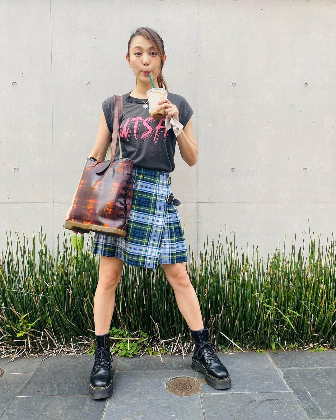 田野アサミさんのインスタグラム写真 - (田野アサミInstagram)「❤️🧟‍♀️🧡. アツイね！ #お洋服スタグラム そこ（底）んとこ〜夜露死苦ーーーー‼️ないつかの私。 5枚目おまけ！皆はどれが好き？😏 #田野アサミ#asamitano#チェっちゃん #靴底鞄 🥾💕#drmartens#tartan 脚の筋と血管でがち🤭🤗  ※写真撮る時だけマスク外してます I take off the mask only when taking a picture🤍.」9月4日 20時53分 - tano_asami