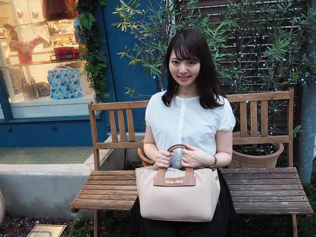 林桃絢美のインスタグラム：「こんばんは🌠 ・ 先日友人と遊んだ時に久々にミラーレスを使ってみようと思い、一年以上振りに使ってみました✨ 携帯も最近は高画質ですが、やはりカメラは凄いなぁと感じました☺🌷 ・ いつまで経ってもダサいポーズしかとれなくて悲しいです💦 ・ 本日も #もなポチ していただけたら嬉しいです💐 ・ ・ #日本女子大学コンテスト　#日本女子大学　#ミスコンテスト #ミラーレス一眼 #ミラーレス一眼初心者 #ミラーレスのある生活 #カメラ #カメラ初心者」