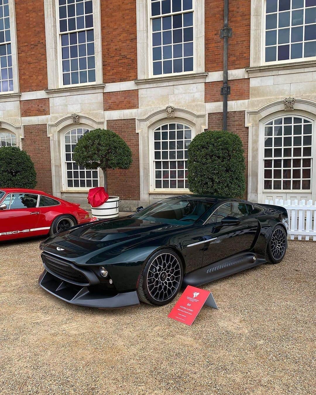 CarsWithoutLimitsさんのインスタグラム写真 - (CarsWithoutLimitsInstagram)「1 of 1 #AstonMartin #Victor. It’s based on the Vulcan and it has a 6 Speed Manual @concours_of_elegance  Photos @tfjj  #carswithoutlimits #vulcan」9月4日 20時58分 - carswithoutlimits