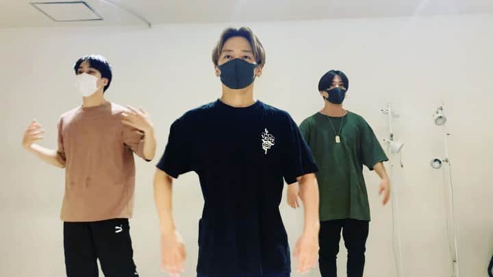 Show-heyのインスタグラム：「今日の練習会はVogueに挑戦❗️❗️ Choreography 動画見てこれやりたいってずっと思ってた @awich098 / 洗脳 を @hal_hirata 先生に教えてもらいましたぁ！！ 男三人で踊って、最後に先生とも躍らせてもらいました🔥🔥🔥 めちゃくちゃ楽しかったぁ〜😭👍👍 この振りマジでヤバイ✨  Part.1 Dance with @enoyu_yusuke & @kekke0211   Part.2  Dance with先生　@hal_hirata   またやりたい😊❗️❗️」