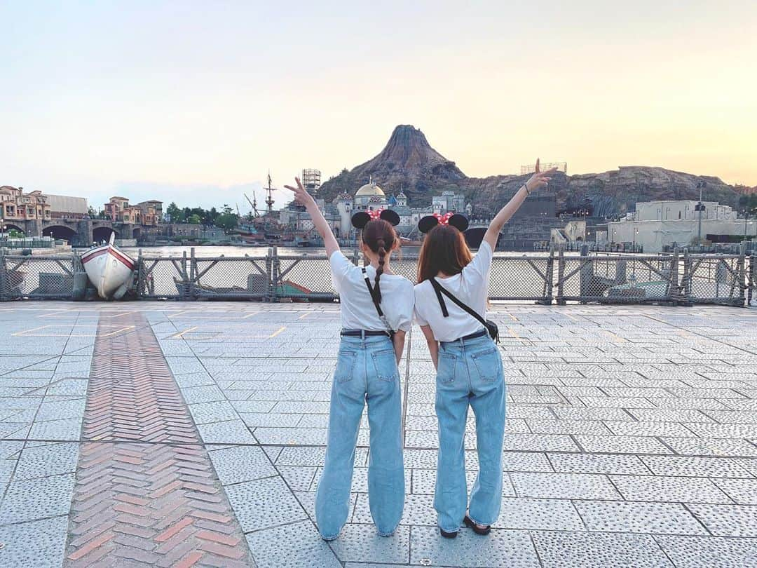 松井さやかさんのインスタグラム写真 - (松井さやかInstagram)「ディズニーシーで映えてきた🐠♡ #disney #disneysea #love #双子コーデ #アイドル」9月4日 20時59分 - matsui_sayaka