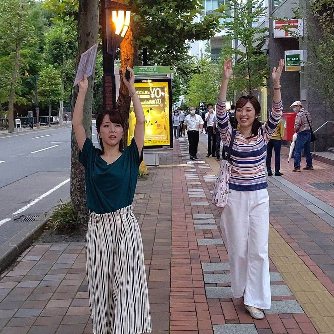 北海道放送「今日ドキッ!」さんのインスタグラム写真 - (北海道放送「今日ドキッ!」Instagram)「天気担当Sです。  きょうは #星井さき 予報士の #さきに言わせて   準備がバタバタで もうお手上げーー！😖  ではなくて、 上空を舞うカラス対策 きょうも何やら 狙われてる…と #森田絹子 アナ  なので、仲良くバンザイです😊  それにしても、 また美味しそう認定されたのかな💦  #そらリサーチ 写真募集中 #今日ドキッ #HBC #ムシ暑いので体調管理注意 #食中毒も注意 #星井さんプチッと減災は緊張するらしい」9月4日 20時59分 - hbc_kyodoki