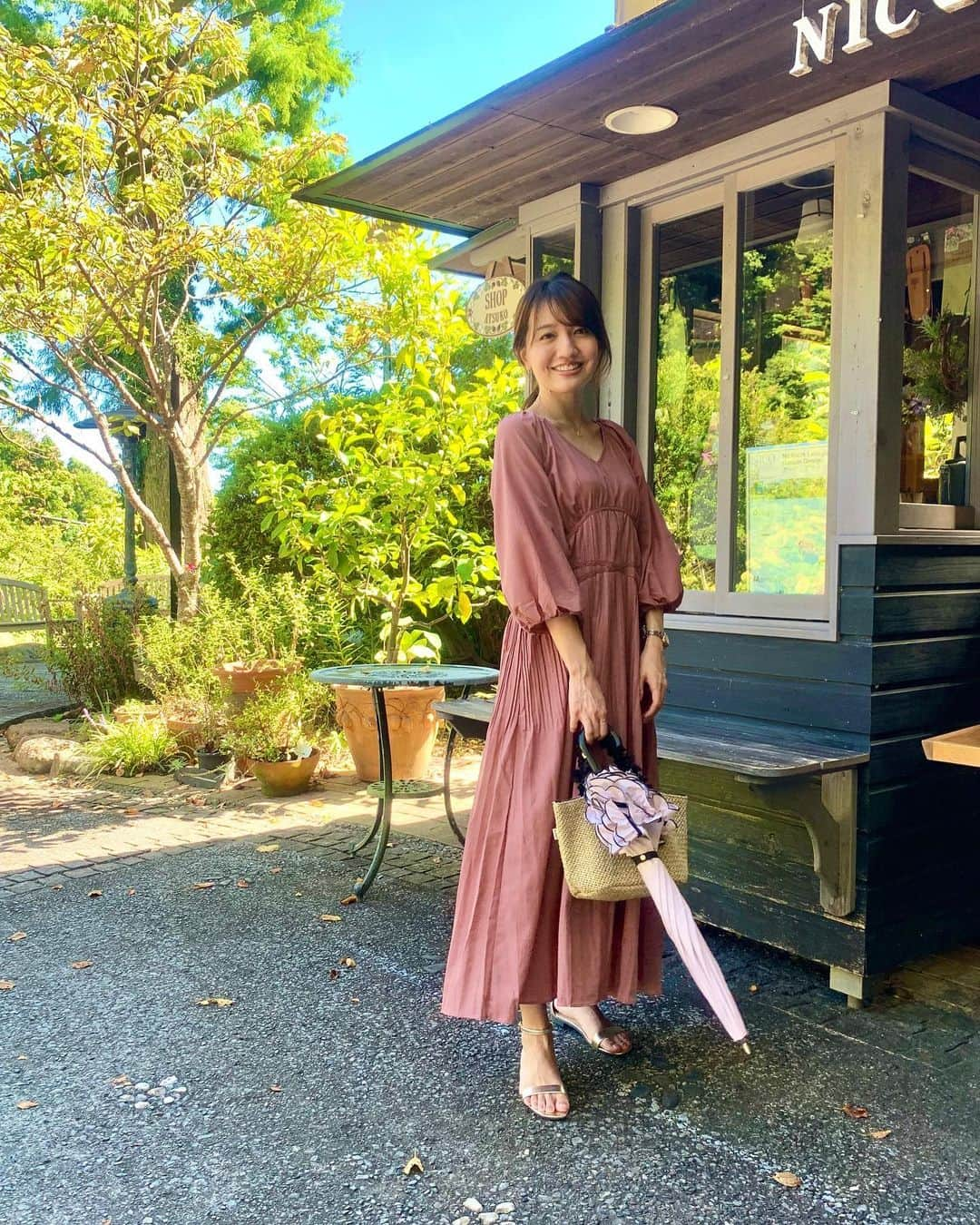 赤松麻里菜さんのインスタグラム写真 - (赤松麻里菜Instagram)「鎌倉でランチ🍽🍁 #mite @mite__official のナチュラルワンピースを着て行きました🍇 こっくりしたダスティピンクが甘過ぎずお気に入り🤎 サラッとした柔らかい生地だから車移動中も楽ちんだった🥺🚘 もう涼しくなったらざっくりしたニットカーデを羽織って着たいな〜🍐🤍 ・ ミテの秋服気になってたけどやっぱり全て可愛い🥺 ランチのお店も素敵だったのでまた載せますね🥨 #ミテ #ミテガール #ワンピースコーデ #ワンピース好き #ナチュラルワンピース #ダスティピンク #ピンクブラウン #ピンクワンピース #ニットカーデ #秋ワンピ #秋服 #秋服コーデ #ママコーデ #女の子ママ #ママリ #ママファッション #mamagirl #鎌倉 #鎌倉グルメ #鎌倉ランチ #浄妙寺 #石窯ガーデンテラス」9月4日 21時02分 - marigram0726