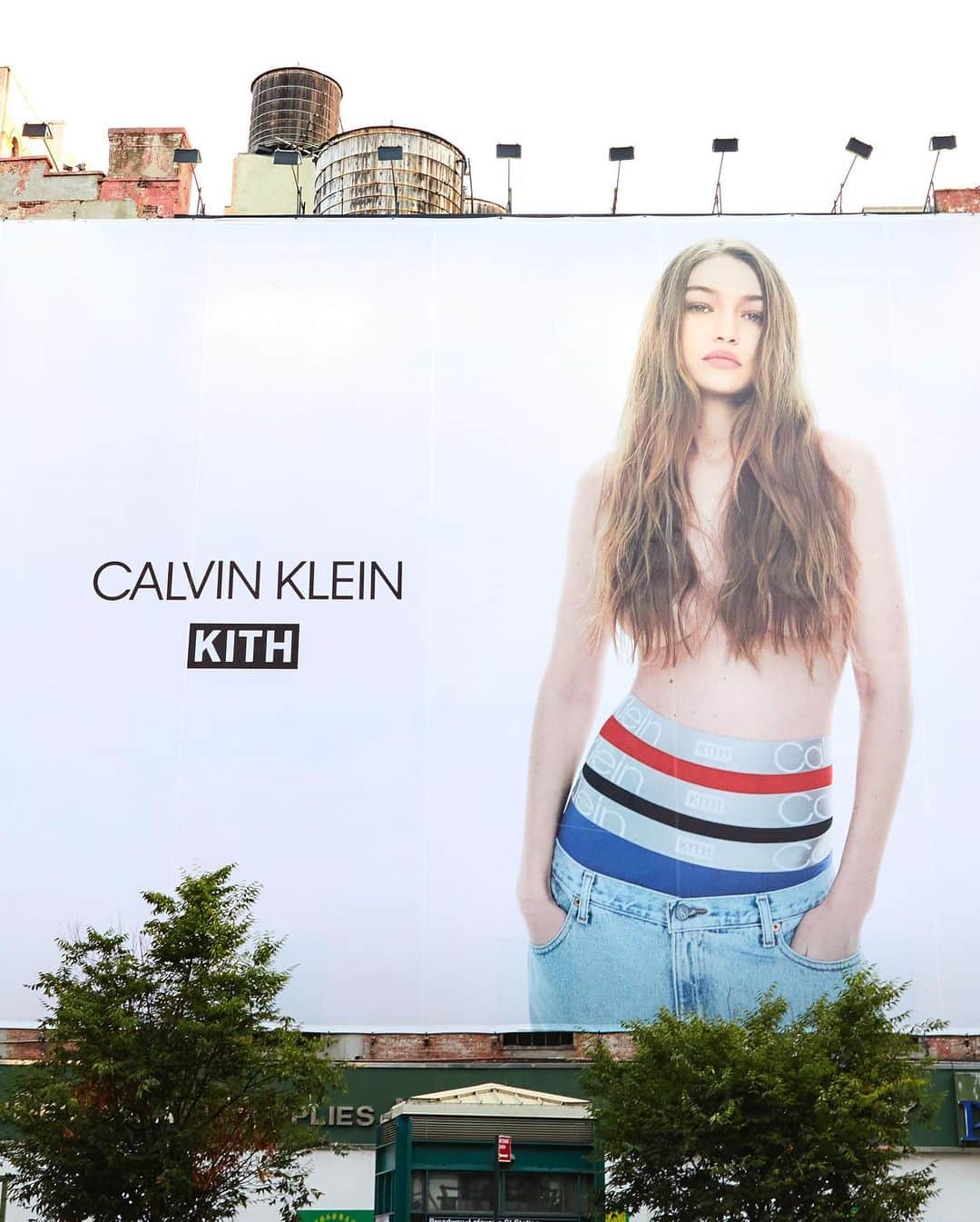 ジジ・ハディッドさんのインスタグラム写真 - (ジジ・ハディッドInstagram)「The dream billboard !!! ft @kith x @calvinklein !!! Wish I could be in the city to see it. 🗽🗽🗽 Shot at the beginning of the year, so excited to finally share the Kith for Calvin Klein 2020 campaign by @cassblackbird / grateful for projects w friends @ronniefieg 🏆 @austinscotti @gabriellak_j @erinparsonsmakeup @brycescarlett love u all 🚕❤️」9月4日 21時02分 - gigihadid