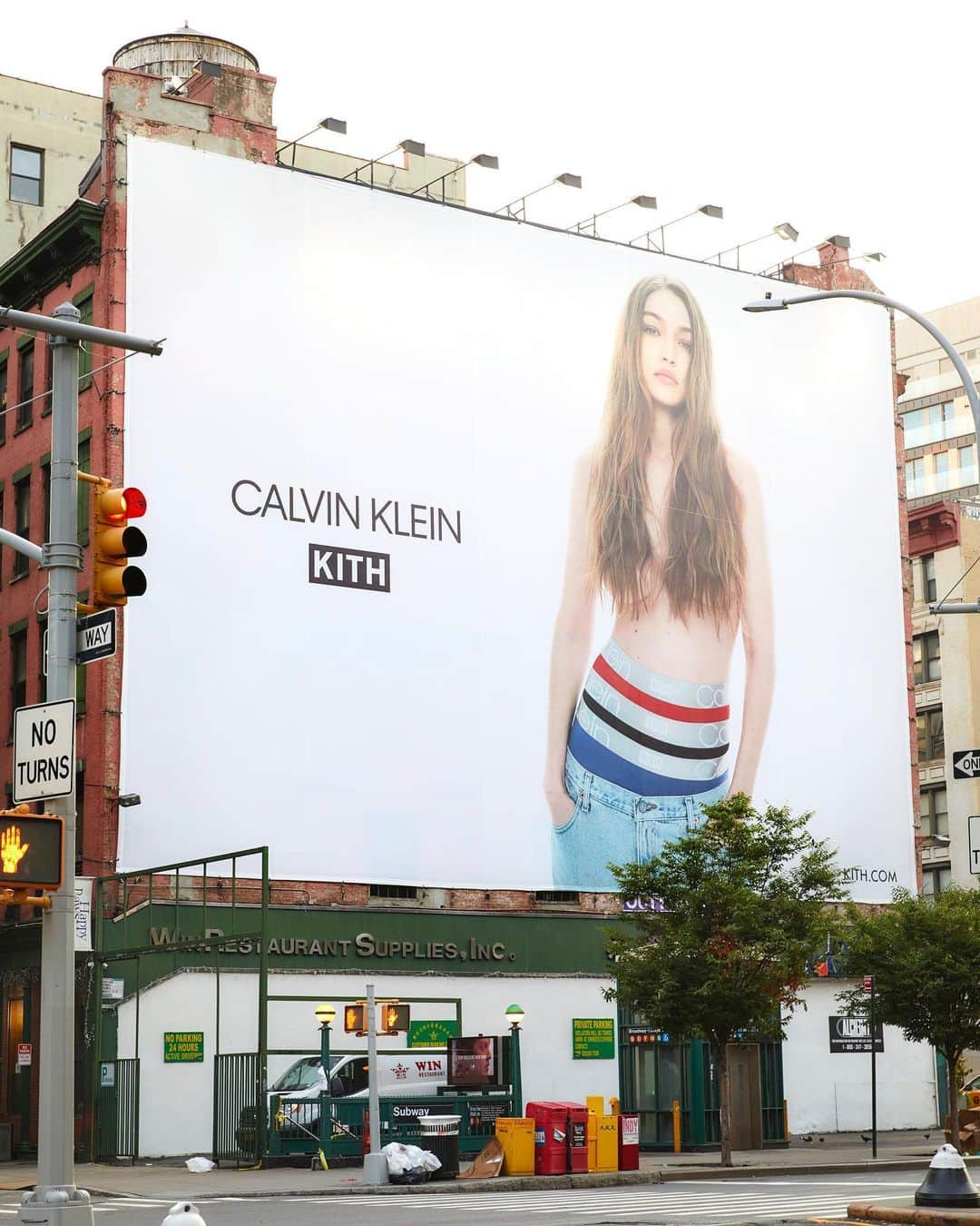 ジジ・ハディッドさんのインスタグラム写真 - (ジジ・ハディッドInstagram)「The dream billboard !!! ft @kith x @calvinklein !!! Wish I could be in the city to see it. 🗽🗽🗽 Shot at the beginning of the year, so excited to finally share the Kith for Calvin Klein 2020 campaign by @cassblackbird / grateful for projects w friends @ronniefieg 🏆 @austinscotti @gabriellak_j @erinparsonsmakeup @brycescarlett love u all 🚕❤️」9月4日 21時02分 - gigihadid