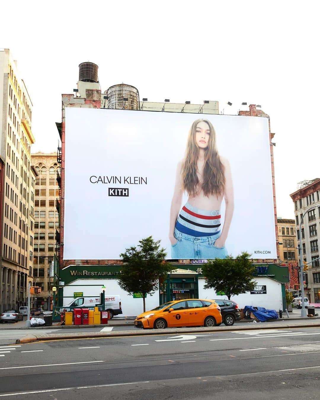 ジジ・ハディッドのインスタグラム：「The dream billboard !!! ft @kith x @calvinklein !!! Wish I could be in the city to see it. 🗽🗽🗽 Shot at the beginning of the year, so excited to finally share the Kith for Calvin Klein 2020 campaign by @cassblackbird / grateful for projects w friends @ronniefieg 🏆 @austinscotti @gabriellak_j @erinparsonsmakeup @brycescarlett love u all 🚕❤️」