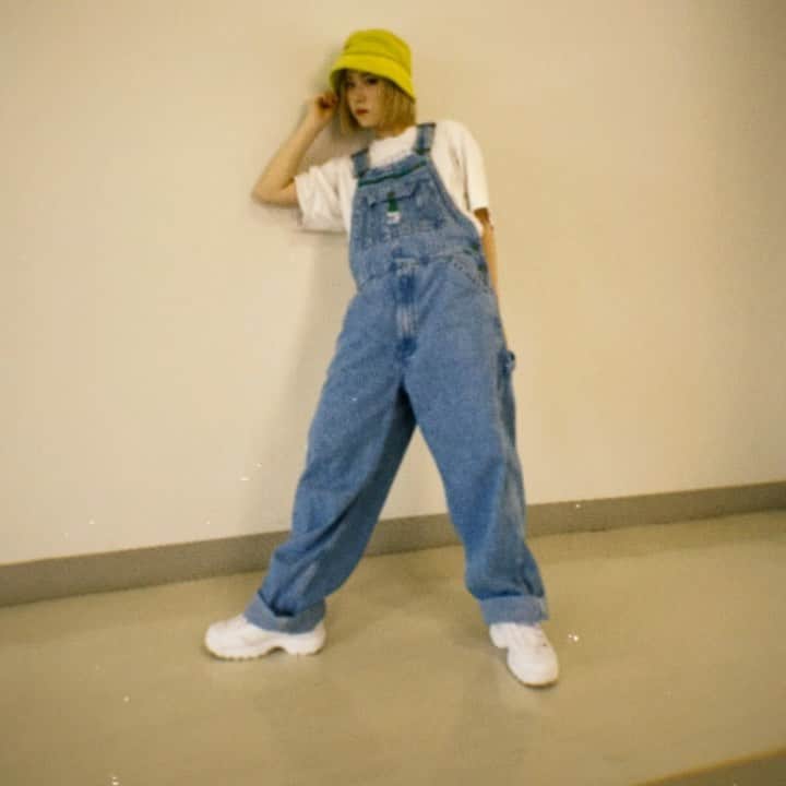 川畑愛真のインスタグラム：「オーバーオールすきなんだ🖤 . . .  #coordinate #overall  #streetfashion #oldschool #ストリートファッション #メンズライク#オーバーオール #古着」