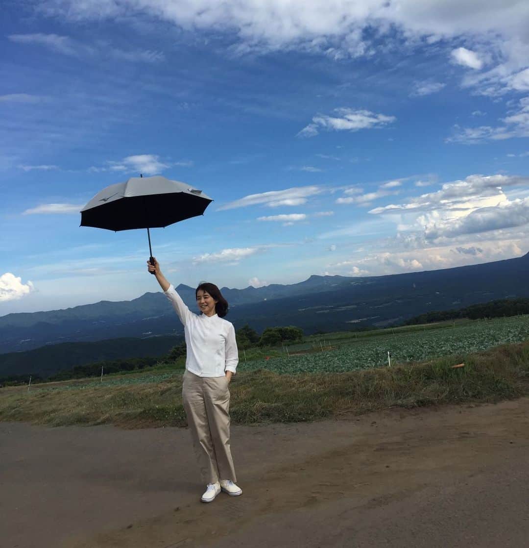 石田ゆり子さんのインスタグラム写真 - (石田ゆり子Instagram)「一つの作品が、わたしの中でクランクアップした。 まだ全体的には撮影中なのだが 私の分の撮り分は終了。 信じられないほどの猛暑と湿気の中、素晴らしい監督とスタッフの皆さん、共演の皆さん、本当に この中に存在できることは幸せだなぁと思えるチームでした。 コロナの余波で 撮影時期も変わってしまい 春に終わっているはずの撮影が この厳しい猛暑の中での撮影になりました。 つくづく、俳優業は 体力と気力だと思いました。 そして、動ける体の必然性を 感じます… 一つの作品が終わり 数日後には次の作品が始まる。 2020 わたしのスケジュールも 予定外です。 心に栄養あたえなければ。」9月4日 21時02分 - yuriyuri1003