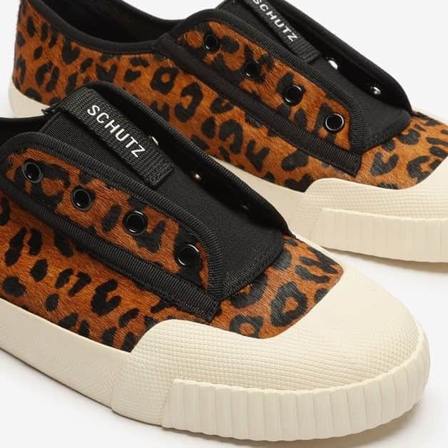 Schutzのインスタグラム：「STYLISH FRIDAYS WITH SCHUTZ SMASH ANIMAL PRINT ❤️ #newin #schutzsmash」