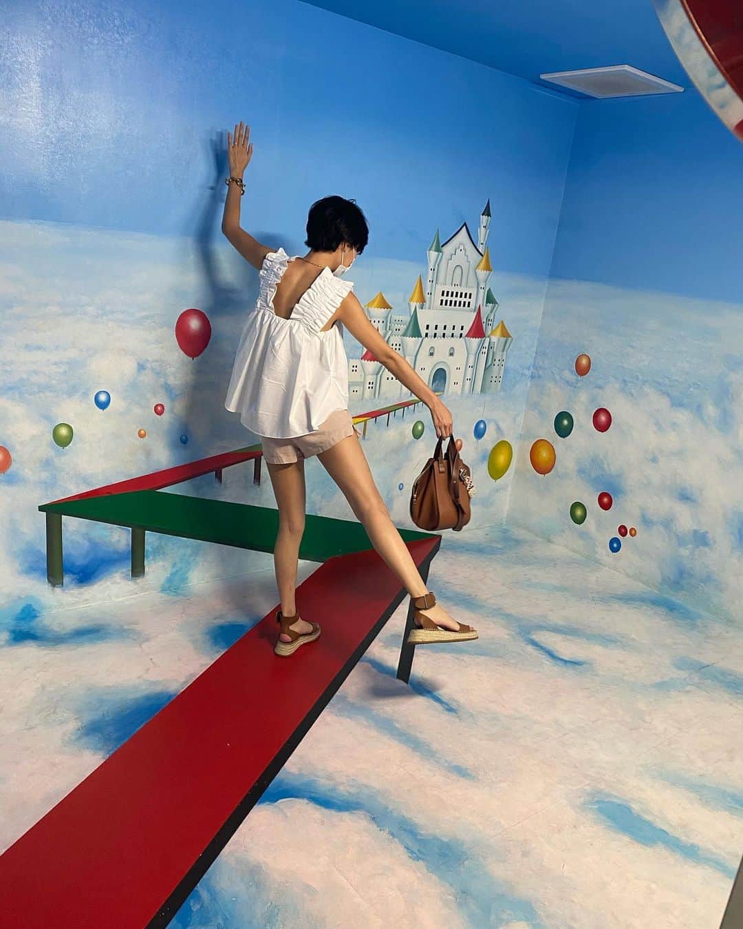 木村安梨沙のインスタグラム：「トリックアートの楽しみ方を 知らない人たちが遊びに行くとこうなります👀」