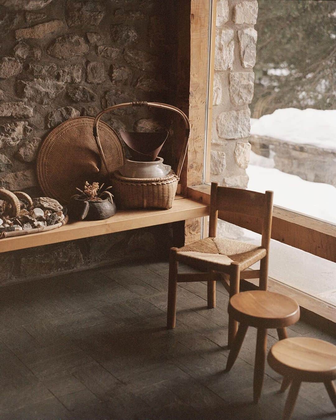 C E R E A Lのインスタグラム：「Charlotte Perriand started building her own small cabin in the French ski village of Méribel in 1960. The house is an origami lover’s delight: a foldaway flap of wood from floor to ceiling behind the bed conceals a long sliver of storage space for linen; paper screens instead of curtains slide smoothly to meet perfectly in the middle, softly filtering the sun; an intricate mirror in the small Japanese bathroom conceals prosaic toothbrushes, and a compact navy blue bathtub is just large enough to tuck two people into at the same time. And everywhere, there’s a view of the mountains to lift the spirits.  Inspired by Perriand and her work, perfumer Barnabé Fillion has created a fragrance for Aēsop called Rōzu, from the Japanese word for rose. Rōzu captures Perriand’s love of the mountains, pine trees, snow, fresh air and East Asia.」