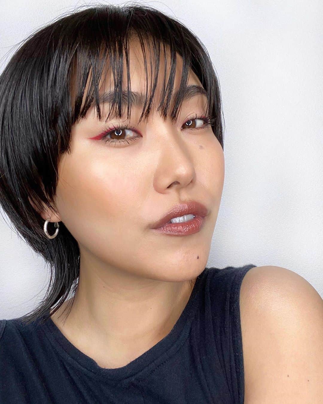 M∙A∙C Cosmetics Japanのインスタグラム：「本日の『プロストア限定アイテムを使ったナチュラル＆しっかりベースメイク』の#MACインスタライブ で使用した製品はこちらです👇 With RYOKO SHIONO＆MIKA MARUMOTO @mac_ryoko  @macpro_osaka @jas31ka   ㅤ ご視聴いただいた皆さま、有難うございました✨まだの方はIGTVからぜひご覧くださいませ。  ㅤ 1️⃣ナチュラルベースメイク(RYOKO SHIONO) 仕上がりは画像1枚目をチェック👆 <下地> ☑︎ミキシング ミディアム／フェイス アンド ボディ* <ファンデーション＆コントゥアリング> ☑︎フルカバレッジ ファンデーション×12パレット*(159ブラシ) <仕上げパウダー> ☑︎セットパウダー／インビジブル*(187ブラシ) <チーク> ☑︎シアトーン ブラッシュ レフィル／ブラッシュベイビー*(187ブラシ) <ハイライト&アイシャドウ> ☑︎ハイパー リアル グロー パレット／フラッシュ ＋ オー(184ブラシ*) <フィックスミスト> ☑︎プレップ プライム フィックス＋ ㅤ 2️⃣しっかりベースメイク(MIKA MARUMOTO) 仕上がりは画像2枚目をチェック👉 <下地> ☑︎ミキシング ミディアム／フェイス アンド ボディ* <ファンデーション＆コントゥアリング> ☑︎フルカバレッジ ファンデーション×12パレット*(プロ パフォーマンス スポンジ) <仕上げパウダー> ☑︎セットパウダー／インビジブル*(168ブラシ) <チーク> ☑︎ミネラライズ ブラッシュ／ナチュラリー フローレス(168ブラシ) <ハイライト&アイシャドウ> ☑︎ハイパー リアル グロー パレット／ゲット イット グローイン(184ブラシ*) <フィックスミスト> ☑︎プレップ プライム フィックス＋ ㅤ 3️⃣ボディメイク ☑︎ミキシング ミディアム／フェイス アンド ボディ* ☑︎フェイス アンド ボディ ファンデーション*(187ブラシ) ㅤ *プロストア(表参道ヒルズ店 @macpro_tokyo 、心斎橋店 @macpro_osaka )のみの取り扱いです。お電話での代引注文も承っております。ご希望の方は、表参道ヒルズ店、心斎橋店にお問い合わせください。 ㅤ #MACCosmeticsJapan #MACCosmetics #MAC #MACコスメ#マックコスメ#リキッドファンデーション#リキッド#透明感#透明感メイク#時短メイク#ベースメイク#保湿#ツヤ肌#ツヤ肌メイク#ファンデーション#カバー力#毛穴レス#コンシーラー#メイクアップアーティスト」