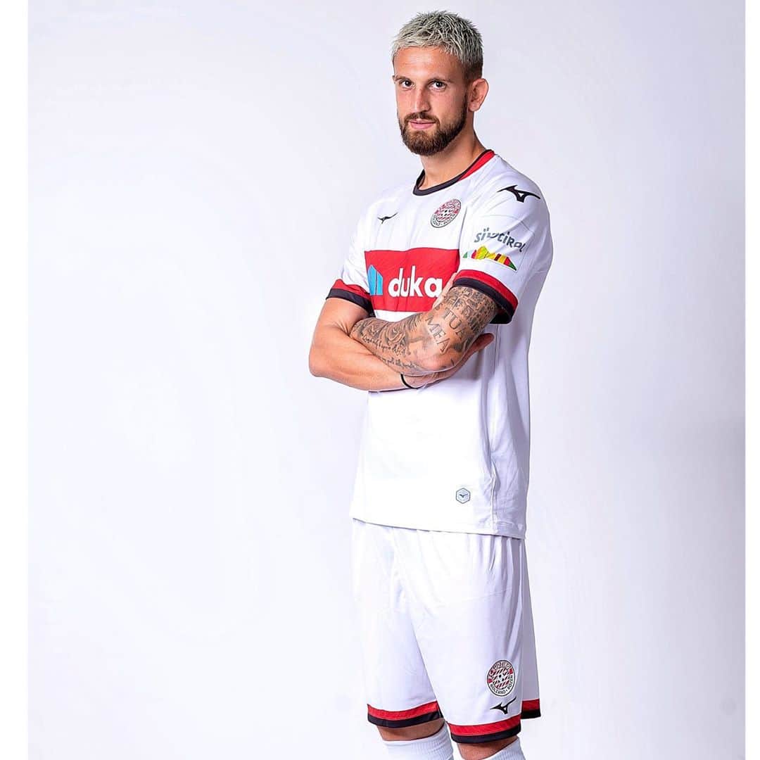 ニコロ・ジリのインスタグラム：「2020/2021 ❤️🤍🖤 @fcsuedtirol」
