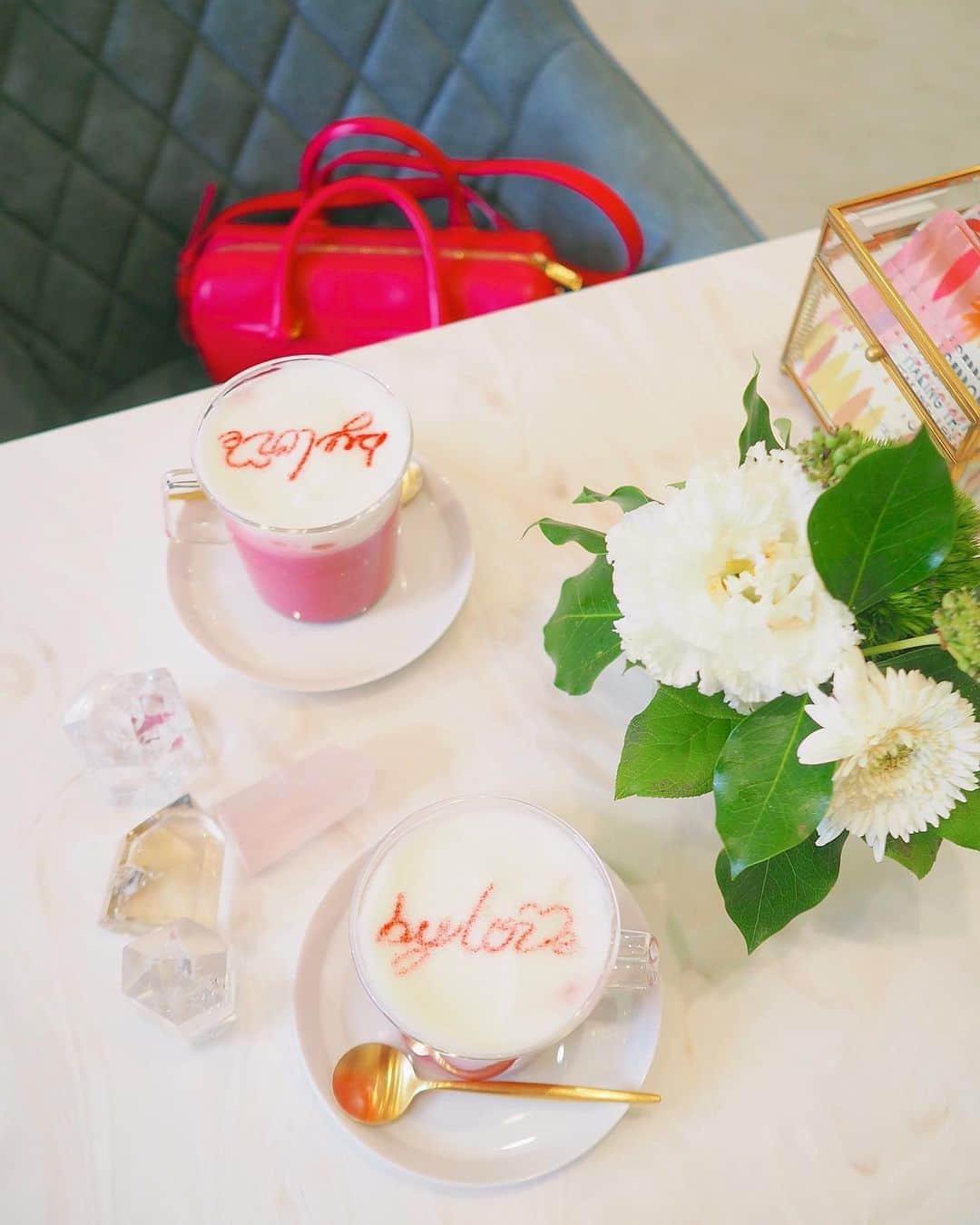 のインスタグラム：「#cafestagram  ﻿ ﻿ ドリンクがすーーーっごく可愛い﻿ ビーガンカフェ☕️﻿ @cafebylove  ﻿ ビーツ使ってるピンク色のラテが﻿ すんごく可愛かった❤️﻿ ﻿ 店内も可愛くてタイプだったなぁ✨﻿ 大理石とマットなゴールドで﻿ 全体を白っぽくまとめてて映えばえ📸﻿ ﻿ ﻿ ⚠️ドリンクと食事セットで﻿ オーダーしないといけないから﻿ 軽くカフェしたいな〜って場合は﻿ お食事をテイクアウトにもしてれます💡﻿ ﻿ ヘルシーメニューたくさんあって﻿ ダイエッターさんにもオススメカフェ☕️﻿ ﻿ ランニング後とか行きたいな🏃‍♀️💨﻿ ﻿ ﻿ ﻿ 📍vegan cafe by love﻿ ・住所/東京都港区西麻布3-1-14 六本木フォレストビル1F﻿ ・営業時間/火曜〜日曜 11:00~17:30(L.O) ﻿ ・定休日/月曜﻿ ・アクセス/東京メトロ日比谷線 六本木駅　徒歩6分﻿ 都営大江戸線 六本木駅　　　　徒歩6分﻿ 東京メトロ千代田線 乃木坂駅　徒歩10分﻿ 東京メトロ日比谷線 広尾駅　　徒歩12分﻿ ﻿ ﻿ ﻿ 📍cafe by love﻿ ・Open Hours/Tue-Sun 11:00~17:30(L.O) ﻿ Mon closed﻿ ・Close station/Roppongi,Nogizaka,Hiroo﻿ ﻿ ﻿ #vegancafe#cafebylove#六本木カフェ#西麻布カフェ#東京カフェ #cafelog_mg」