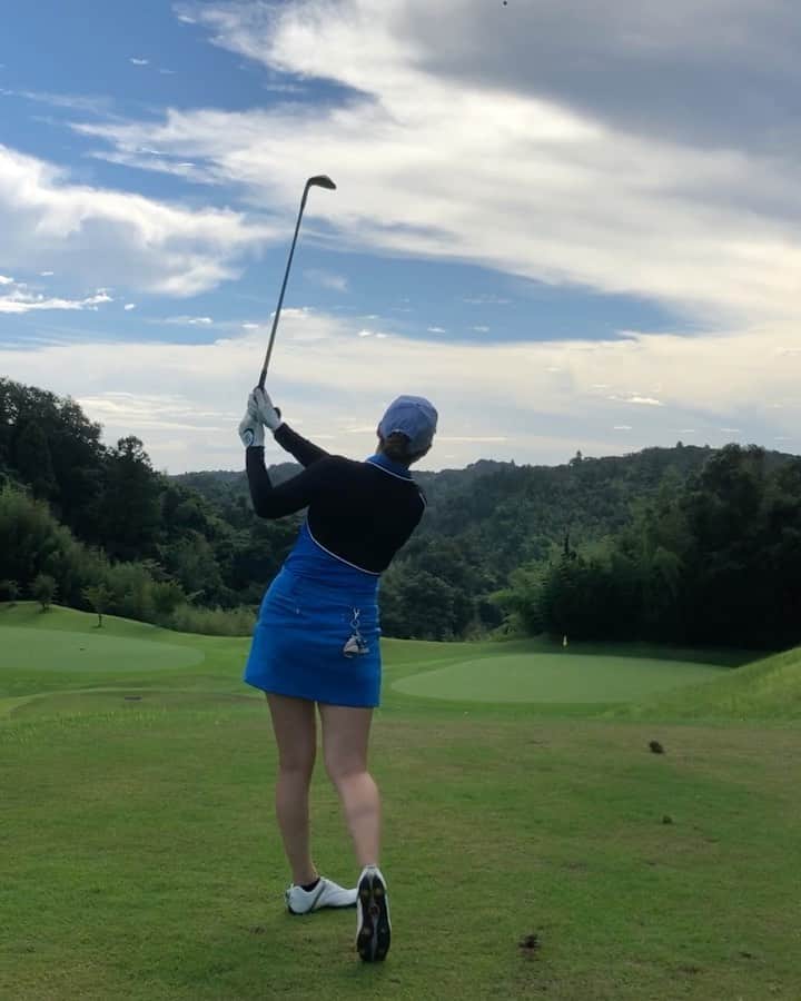 のインスタグラム：「まるまる1ホール撮ってくれた17番のショート⛳️  ❶ 1st 90yd 52度 前のショートでティーアップした56度がシャンクしてOBだったのがトラウマになった様で、すくいにいって物凄いダフったショットwww  ❷ 2nd 30yd 56度 落としどころは悪くなかったけど思ったより転がったアプローチ🏌️‍♀️  ❸ 3rd,4th putter 狙い通りマークの外側を通したけど思ったより切れてbogey🙈  #100以下の短いショートの方が打ち慣れてなくてミスする説 #ショートホール #ウェッジ #ティーショット #上手くなりたい  #女子ゴルフ  #ゴルフ女子  #ゴルフ男子  #ゴルフ愛  #ゴルフバカ  #ゴルファー　 #golfrange  #golflife  #golfer  #golf  #골프  #กอล์ฟ  #golfstagram  #instagolf」