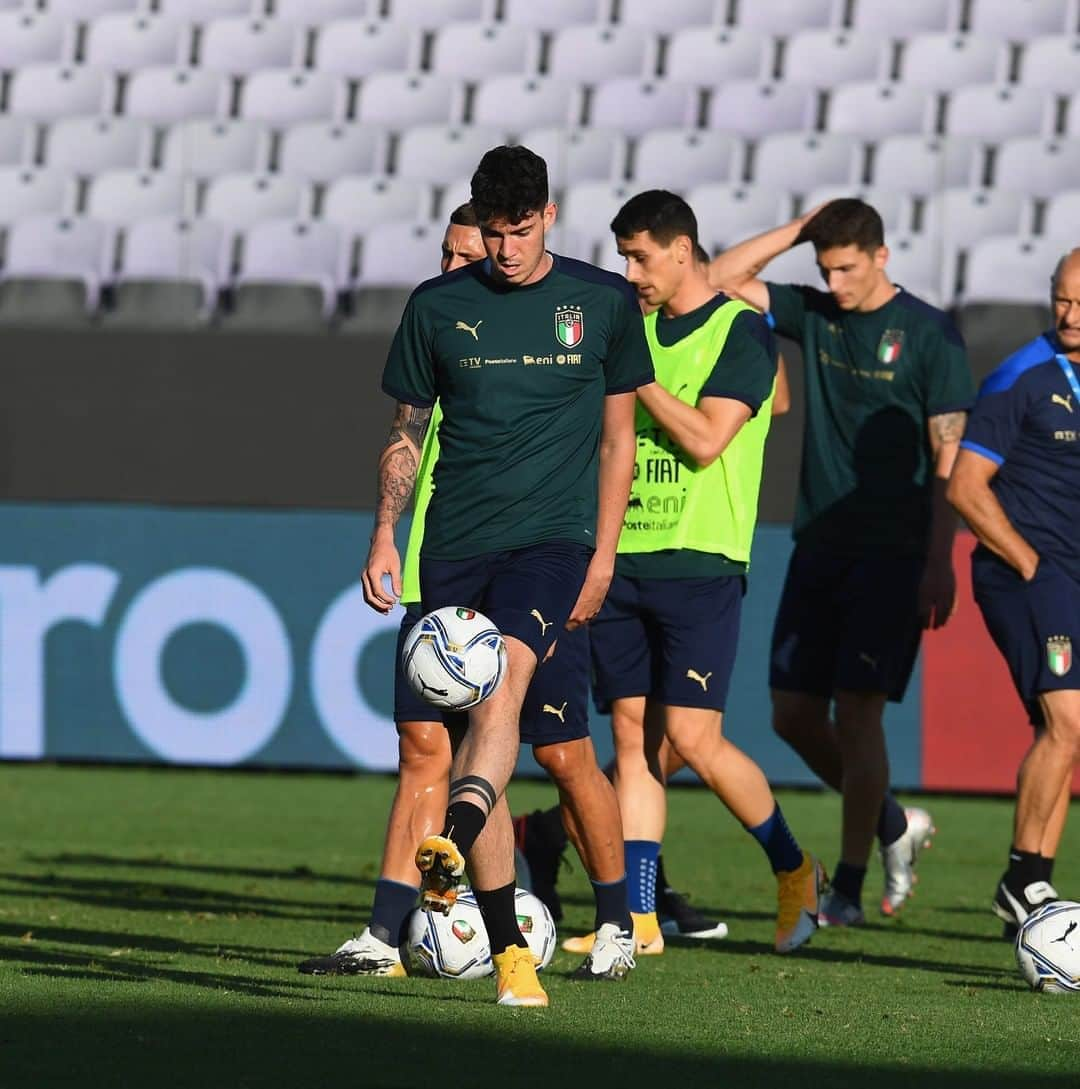 サッカーイタリア代表さんのインスタグラム写真 - (サッカーイタリア代表Instagram)「#Nazionale 🇮🇹  ⚽️ #Bastoni lascia il ritiro a causa di un pregresso risentimento ai flessori.   #Azzurri #VivoAzzurro  #Azzurri 🇮🇹  ⚽ #Bastoni has been forced to leave the Azzurri training camp on account of a pre-existing muscle complaint.  #VivoAzzurro」9月4日 21時15分 - azzurri