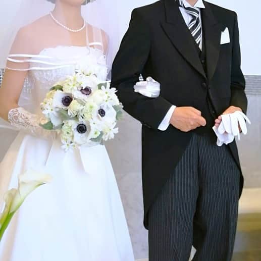 のインスタグラム：「入籍だけで済ましてしまうカップルが増えている中、結婚式する意味を考えよう❗️ 1 結婚式は、両親に感謝を伝える大切な儀式⛪️  結婚式は新しく家族を持ちスタートができる喜びと、ここまで育てて下さった感謝を伝える式でもあります🥰 入籍だけでは感謝の思いを伝えるのは難しいこともありますが、結婚式ではご両親に、”今まで育ててくれてありがとう”と素直に伝える事ができます🥰💓  #結婚お役立ち情報﻿ ------------------------------------------ 花嫁様のお役立ち情報をお伝えしていきます❤️﻿ ﻿ 疑問に思うことや不安なのことは﻿ 気軽にご相談くださいね🍀﻿ ﻿ ▷▷▶︎ @kanazawa.weddingcafe﻿ ------------------------------------------ ﻿ #金沢結婚式#金沢結婚式場#金沢結婚#金沢結婚式実例#金沢結婚式場探し#金沢披露宴#金沢結婚式準備#金沢プレ花嫁#金沢花嫁#金沢市#金沢#金沢カフェ#金沢ランチ#金沢カフェ巡り#おしゃれ花嫁#おしゃれ花嫁さんとつながりたい#家族婚#家族写真#家族挙式 #結婚式写真」
