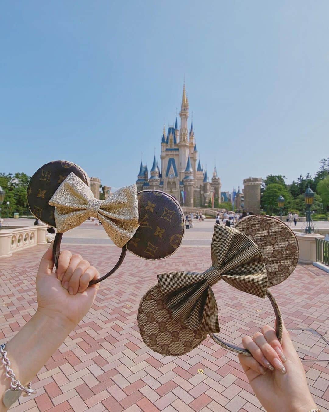 YOKOのインスタグラム：「GUCCI & Louis Vuitton  Ears headband🏰🤍  本物のバッグを使ってリメイク👜 なかなかの大胆さでしょ？どう？🤎  わくわくよーこさん開催して るいと作ったよ！  こんな切るの緊張する布は初めて✂️😂 我ながらまじで可愛いぃぃ💕笑　  リールにものせてるので見てね💎 #tokyodisneyland」