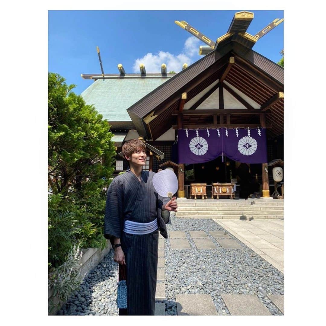 向山毅さんのインスタグラム写真 - (向山毅Instagram)「#yukata #style #part2 #japan #culture #japanesestyle  #浴衣 #パワースポット #巡り #東京大神宮  僕の東京でのパワースポットを数字に出すとこの神社だそう⛩ #巾着 #AKOMEYA #TOKYO #うちわ @akomeya_tokyo  #和装男子 #和装好き #風鈴  #みたらし団子 #和菓子 #きなこ  #summer #vacation #sky #temple  #sightseeing #smile #followｍe」9月4日 21時20分 - take_solidemo