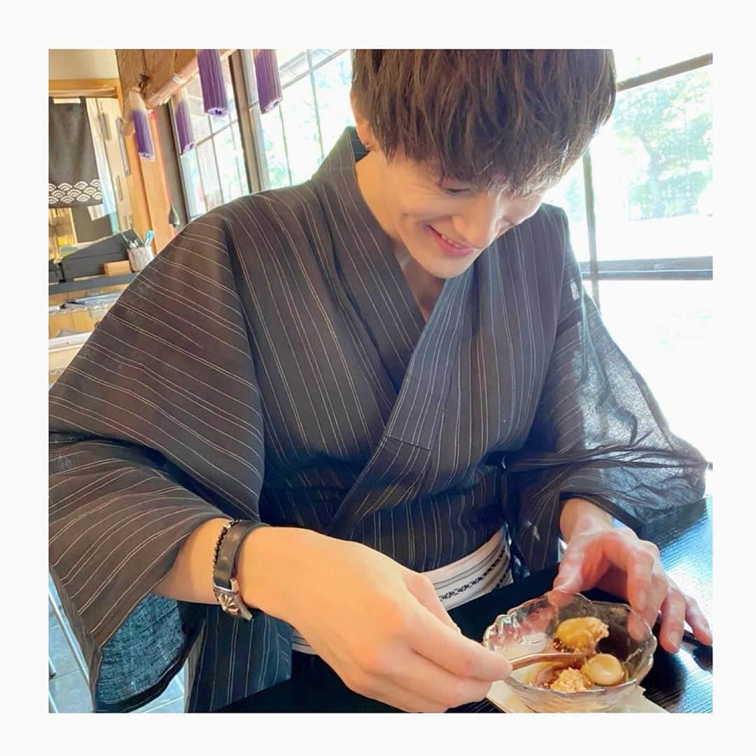 向山毅さんのインスタグラム写真 - (向山毅Instagram)「#yukata #style #part2 #japan #culture #japanesestyle  #浴衣 #パワースポット #巡り #東京大神宮  僕の東京でのパワースポットを数字に出すとこの神社だそう⛩ #巾着 #AKOMEYA #TOKYO #うちわ @akomeya_tokyo  #和装男子 #和装好き #風鈴  #みたらし団子 #和菓子 #きなこ  #summer #vacation #sky #temple  #sightseeing #smile #followｍe」9月4日 21時20分 - take_solidemo