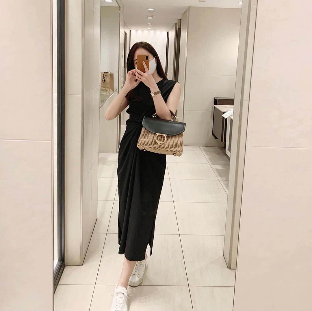 ハンナミのインスタグラム：「👗👟🤍 カラーとトリートメントしてきたから さらさらなってすっきり :) ワンピースは本日21:00-再入荷しました✨  op @eneu.official  bag @ferragamo shoes @veja」