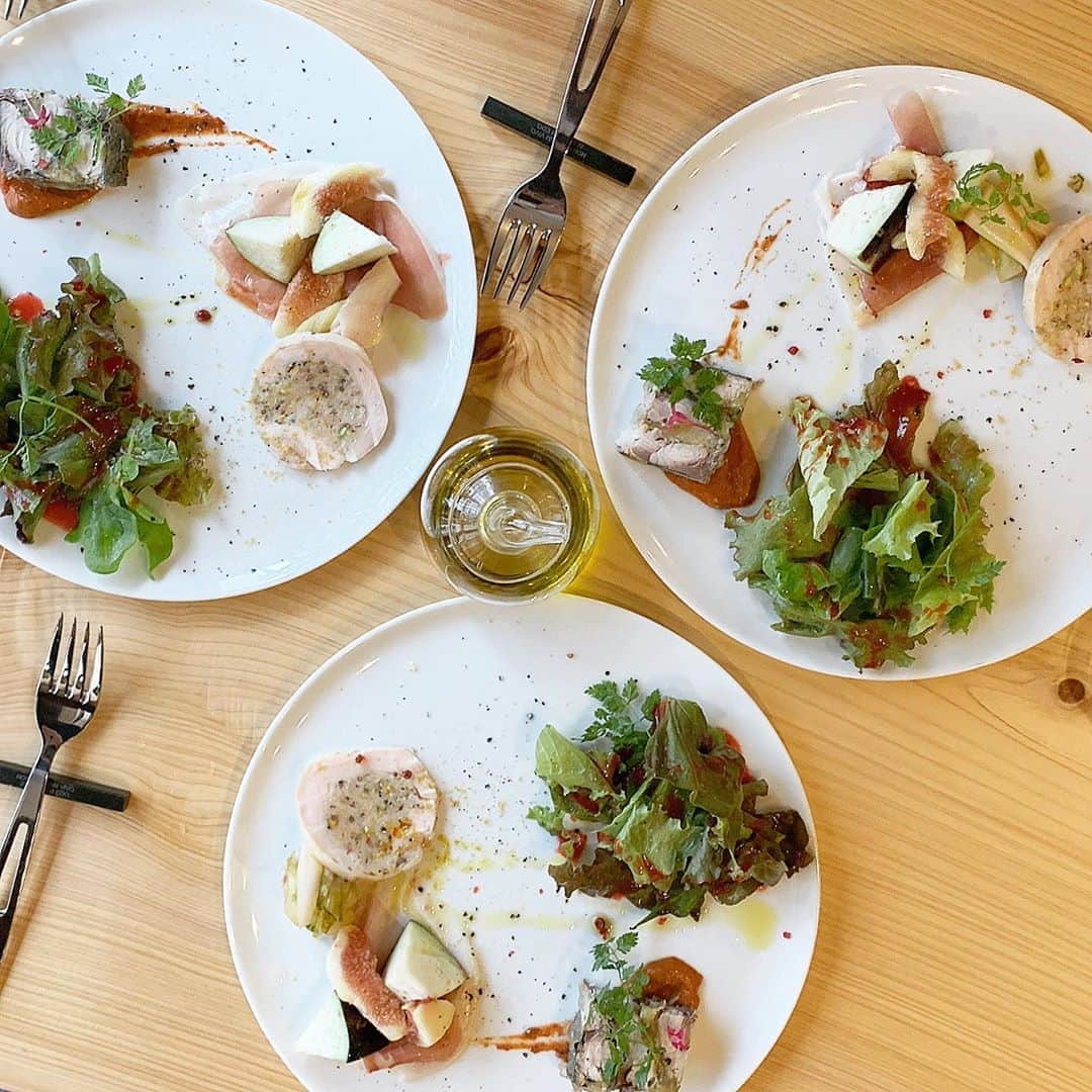のインスタグラム：「#torattoria  この前のお休みに 近くにできたイタリアンへ 大好きな方たちと ランチに伺いました 目でも楽しめる盛り付け 女性シェフならではの感性 まるでリゾットのような ショートパスタはもちもちで美味しかった こんな本格的なイタリアンが 近くで味わえるなんて うれしすぎる ・ ・ #lunch  #felicepiccioneikaruga #フェリーチェピッチョーネ #italian #cafetorattoria #カジュアルイタリアン #ご近所ランチ #トラットリア #nara #ikaruga #vsco #vscam」