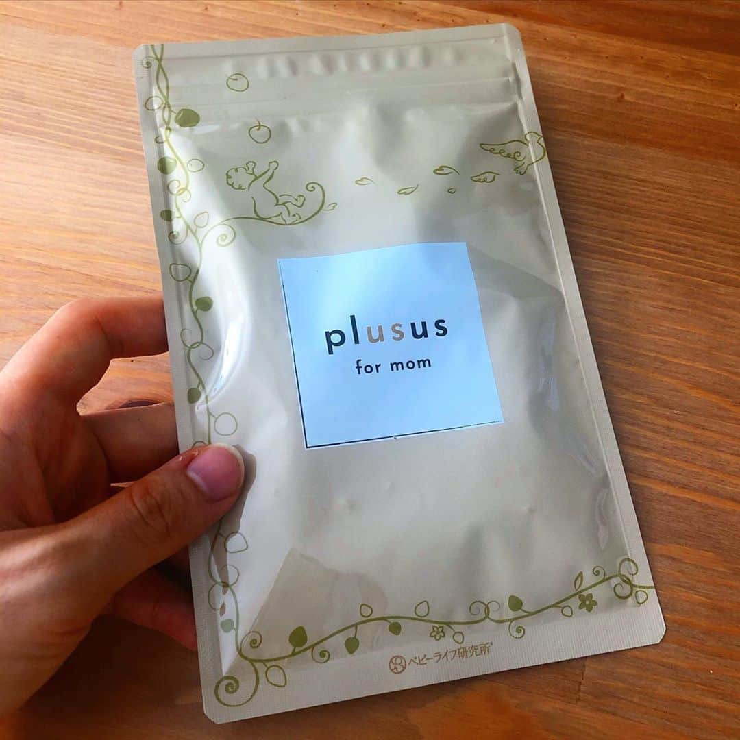 馬渕史香さんのインスタグラム写真 - (馬渕史香Instagram)「ママ専用サプリ〈plusus for mom〉のモニターをさせていただくことになりました！  今、いわゆる完母というやつで、そうしたいとかってわけじゃなく、母乳がでるならその方が楽だしって感じです🍼  ただ、母乳ってなると自分の食べる物が息子にいくのか😳っていうちょっとしたプレッシャーが、、、笑笑  食事はなるべくバランス良く作るようにしてるけど、栄養で考えるのって意外と難しいというか、専門知識があるわけやないで作る時にそこまで考えてはないというか、、、実際は「野菜を摂ろう」とか「魚も食べよう」とかそれぐらい やで、なんとなくミルクの方が栄養あるんじゃないかって気持ちになる時もあるよね😅（たぶんそれはない）  今は、妊娠中に飲んどったのと同じ葉酸とマルチビタミンのサプリを飲んどったんやど、ちょうど「同じでいいのか？」って疑問に思ってたとこにモニターのお話いただきました✨  てことで、1ヶ月飲みまーす🙋‍♀️ 毎日忘れずに飲めるかな？？笑笑  #あしざわ家 #赤ちゃんのいる生活 #令和2年生まれ #5月生まれ #男の子ベビー #令和ベビー #babyboy #2020baby  #ベビーライフ研究所 #plususformom #母乳育児サポートサプリメント #母乳育児 #母乳サポート #授乳 #授乳期」9月4日 21時24分 - fumika0902