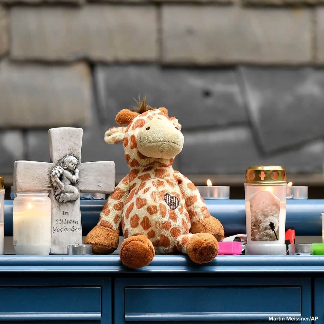 ABC Newsさんのインスタグラム写真 - (ABC NewsInstagram)「Toys and candles are set on the mailbox of an apartment building where five children were found dead in Solingen, Germany.」9月4日 21時25分 - abcnews