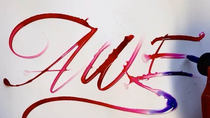 Seb Lesterのインスタグラム：「Awe ✍️🙂👍💧#pretty #calligraphy #lettering #colour #asmr」