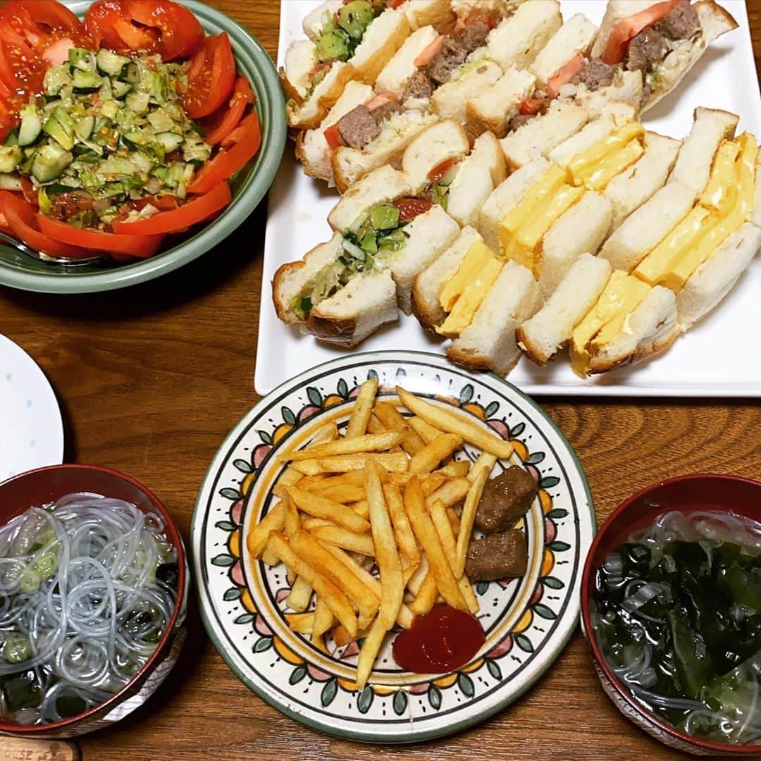 のインスタグラム：「【OA情報】 9/5(土)8:30～9:55　生放送 関西テレビ「土曜はナニする！？」  https://www.ktv.jp/donani/  明日、お邪魔します。  #西山食堂 #夜deサンド #豆乳オムレツチーズサンド #サイコロステーキサンド #サラダサンド #サンドられなかったサラダ #プライドポテト #わかめ春雨スープ  通常運行を試みたものの、 時間は待たないとゆうことを痛感する夜。  #服決めるより諦めた #ジャージdeゴー #店主が飛び出す夜  乗れました。 乗れたらあとは着くだけの寝るだけです。  #得た2時間半 #乾杯 #母さんのハイカラ  いってきまふ。」