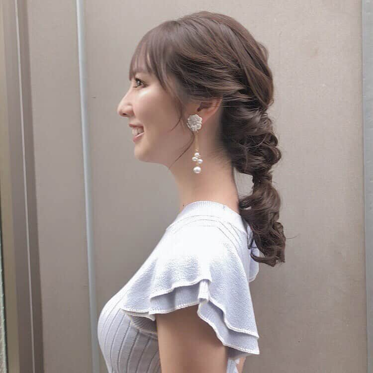 相場詩織さんのインスタグラム写真 - (相場詩織Instagram)「生放送前に﻿ 編みおろしヘアアレンジに💇‍♀️✨ (@myano_hm )﻿ 前から見るとシンプルな髪型なので﻿ みやっちさんからいただいた﻿ ボリュームのあるお花のイヤリングをつけました🌸﻿ 今日のお洋服の色にもバッチリ合っていて﻿ とても可愛いかったです☺️💕﻿ ﻿ 同期の関向アナと﻿ NAMAHAGEダリアの前でパシャリ📷﻿ ﻿ ▷お知らせ﻿ 今月のあっぷる9月号でおすすめグルメを﻿ 紹介しています✨﻿ 私は地元で大人気のラーメン屋さんを﻿ チョイスしているので是非ご覧ください🍜﻿ ﻿ 今月のタウン情報にも﻿ にかほdeしおさんぽ情報が掲載されている﻿ みたいです☺️﻿ ﻿ ﻿ ﻿ ﻿ #ヘアアレンジ #まとめ髪 #ナチュラルメイク﻿ #清楚メイク #アナウンサーメイク #アナウンサー﻿ #編みおろし #秋服 #ノースリーブニット﻿ #アナウンサー衣装 #ハンドメイドイヤリング﻿ #イヤリング #ハンドメイド #雑誌掲載 ﻿ #アプワイザーリッシェ #美人百花 #透明感メイク  #アナウンサーヘアアレンジ #揺れるイヤリング  ﻿#お花のある暮らし #お花 #リブニット」9月4日 21時28分 - shioriaiba0801