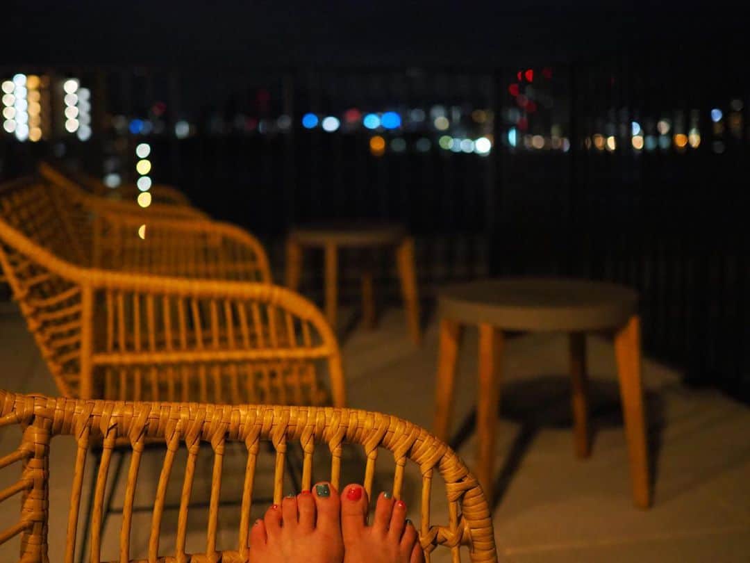 今井安紀のインスタグラム：「I stayed at Centurion Vintage Hotel Kobe where @marilyntsuda chose. There was a rooftop, I could chill out and enjoy nice view of Kobe. マリリンさん @marilyntsuda が選んでくれて泊まったホテル、ループトップがあった！のんびり夜景眺めながらお酒飲んだりできる感じ。 お風呂は炭酸泉とサウナあるし、ジムもちょこっとあったりしてめっちゃ良い感じのホテルでした。ありがたや。  Camera : Olympus PEN E-PL9 Lens: 25mm   #olympuspenepl9 #noedit #nofilter #photolover #latergram #kobe #travel #trip #nightview #centurionvintage #オリンパスPEN #加工なし #撮って出し #写真好きな人と繋がりたい #時差スタグラム #エモい写真 #神戸 #旅 #旅行 #センチュリオンヴィンテージ神戸」
