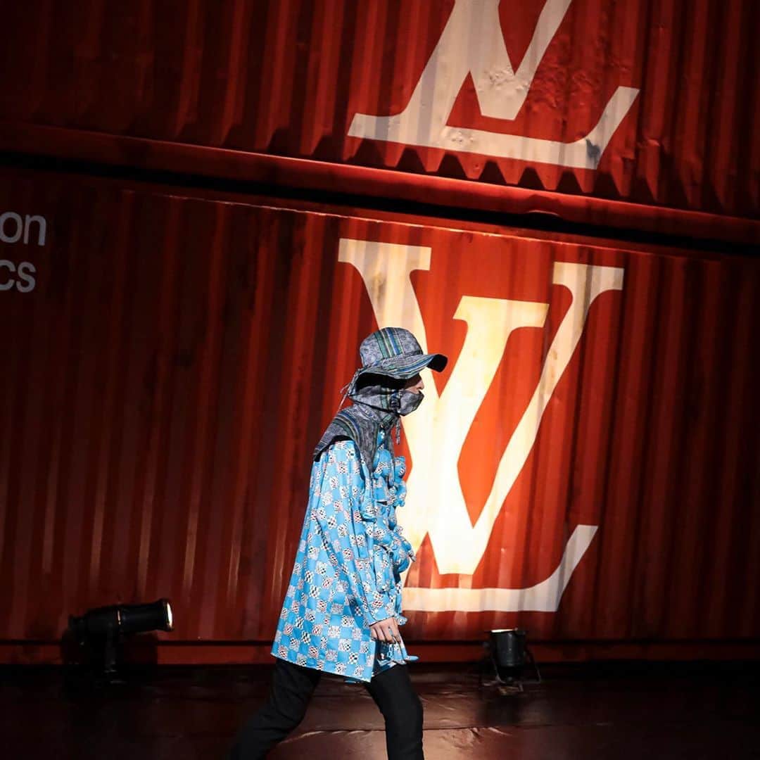 Fashionsnap.comさんのインスタグラム写真 - (Fashionsnap.comInstagram)「【#特集_FS】「ルイ・ヴィトン（LOUIS VUITTON）」メンズの“旅するショー“は、パリから上海、そして東京へ――。9月2日夜に行われた特別なファッションショーを、アンバサダーを務めるEXILE / 三代目 J SOUL BROTHERSの岩田剛典さんが体験。FASHIONSNAP.COMオリジナルの密着ムービーを公開しました。岩田さんのコメントや新作コレクションの全貌はトップのURLから🔗 #louisvuitton @louisvuitton」9月4日 21時30分 - fashionsnapcom
