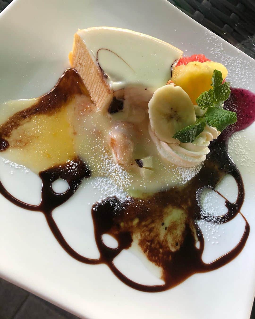 中野みやびのインスタグラム：「甘。  #甘い #dessert #sweets #美味しい #ケーキ #cake #white #whitechocolate #chocolate #チョコレート #バームクーヘン #お洒落 #美 #甘党 #banana #fruit #grapefruit #可愛い #雰囲気 #wawawa #みやび」