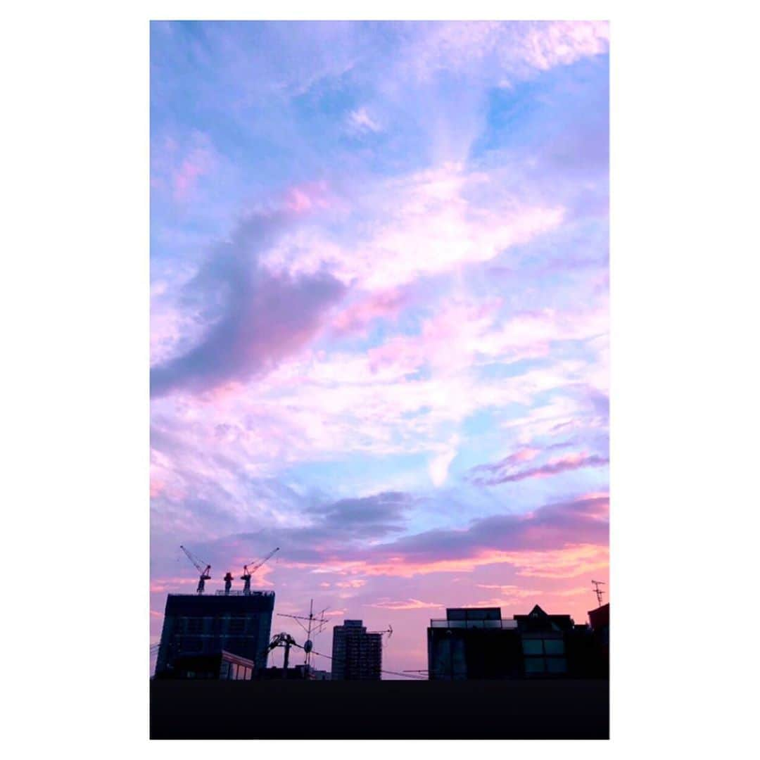 理絵さんのインスタグラム写真 - (理絵Instagram)「💙💗💙  #sky #cielo #하늘 #空 #過去pic #tokyo #japan #cielo_rie」9月4日 21時32分 - ____rie____