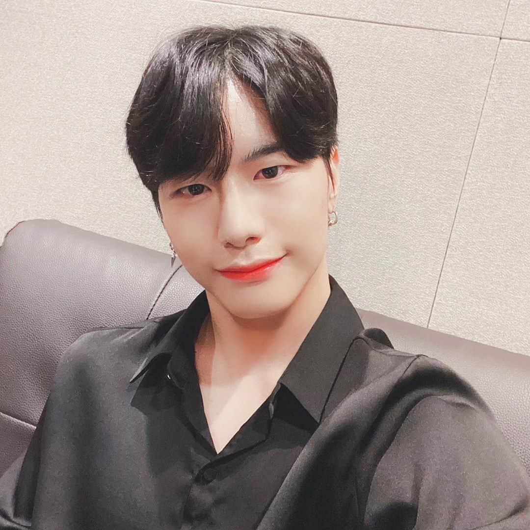 Victonさんのインスタグラム写真 - (VictonInstagram)「[#빅톤] #VICTON #승식 #VLIVE  승식이의 필름카메라 속 담긴 빅토니들의 모습🐶📷 승식이의 시선📸은 오늘도 따숩고 따수웠다.. 열혈강쥐 천재아이돌 승시기의 시선🍎🐶🍑 앞으로도 많이 지켜봐주세요!  💙 #승식이의_시선 EP.2 다시보기 📷💛 ▶ https://www.vlive.tv/video/210928  #SeungSik #강승식」9月4日 21時33分 - victon1109