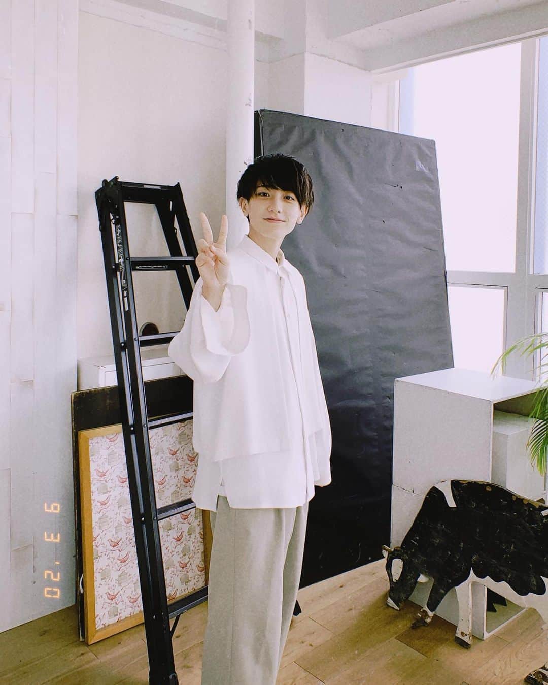 小西詠斗のインスタグラム：「・ ここ1年くらい服はなんでもいいやと思ってたんだけど 最近はシャツが好きでシャツ沢山買っちゃう これもお気に入り 高校の頃は洋服好きだったな〜 また目覚めた！かも笑」
