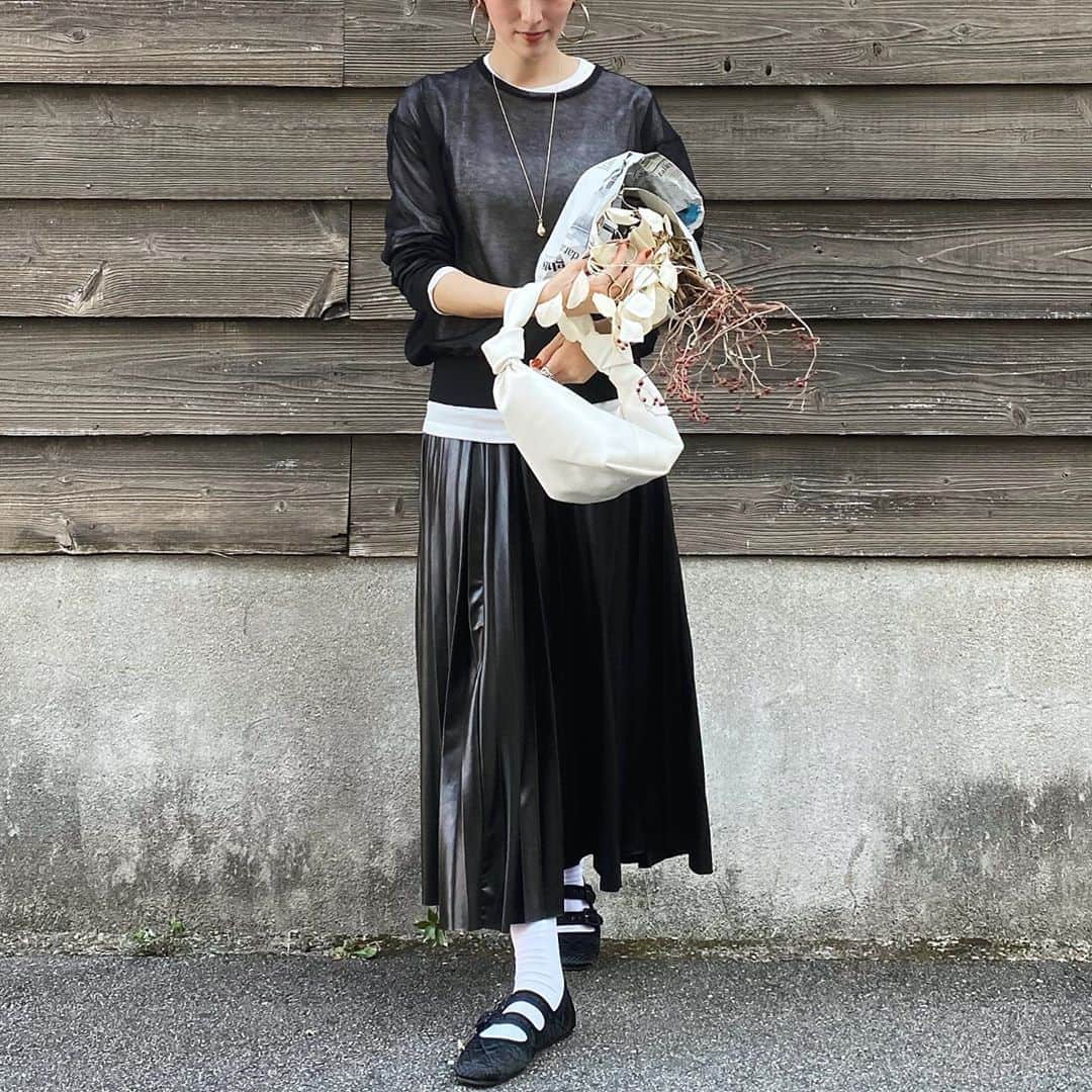 美生のインスタグラム：「#sheerknit﻿ ﻿ ﻿ もうええわ🤚🏻っていうくらい﻿ シアーニットのコーデ﻿ 載せさせてもらいましたが﻿ これもお気に入りのスタイリングなので🥺﻿ ﻿ ﻿ ﻿ そしてついに今夜22:00📺﻿ ﻿ @donobanweb  YouTube #01 が﻿ 公開となります！﻿ ﻿ テストは見せてもらえたものの﻿ 完成形はまだ見せてもらえておらず…(笑)﻿ ﻿ もしよかったら﻿ ぜひ @donobanweb の﻿ ハイライトcheckしてみてくださいね♡﻿ ﻿ ﻿」