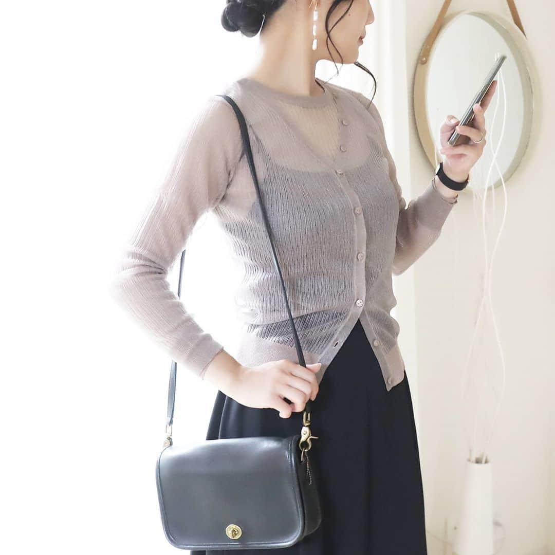 Eri Satoのインスタグラム：「9月3日に、LADYMADEのPOPUP STOREが ルミネ新宿店 ルミネ2 2Fにてオープンしました！ 前から気になっていたブランドだったので 用事がてら見に行ってきちゃいました☺️ · 期待通り 私好みのちょっぴり個性的なキレイめの服がたくさんありましたよー💛 · 私は悩んだ末に1枚目で着ている #シースルーリブニットアンサンブル をGET。 グリーンとブラウンもよかったけれど 季節問わず使えそうだったのでベージュに。 ラメ糸ではないけどシャイニーでシースルー。 なのでインナーで印象がだいぶ変わりそう☺ · 最後の写真で持ってるエコバッグもLADYMADE。 普段でも使えそうな可愛さー！！ たまたま @happy__riin ちゃんに会えたよ😘 · 大学が新宿だったので昔からルミネも大好き～😋笑 可愛い秋物たくさんあったのでぜひチェックしてみて下さいね✨ @ladymade_official · blogも書いたので  @satoeri626 のトップのURLから見てね👀 · #ladymade_styling#高身長コーデ#ママコーデ#カジュアルコーデ #秋コーデ#カーディガン #fashion#ootd#outfit#code#coordinate#style#ファッション#コーディネート#コーデ#新宿#新宿ルミネ2 #シンプルコーデ#mamagirl#locari#partegram#カジュアル#お洒落さんと繋がりたい」