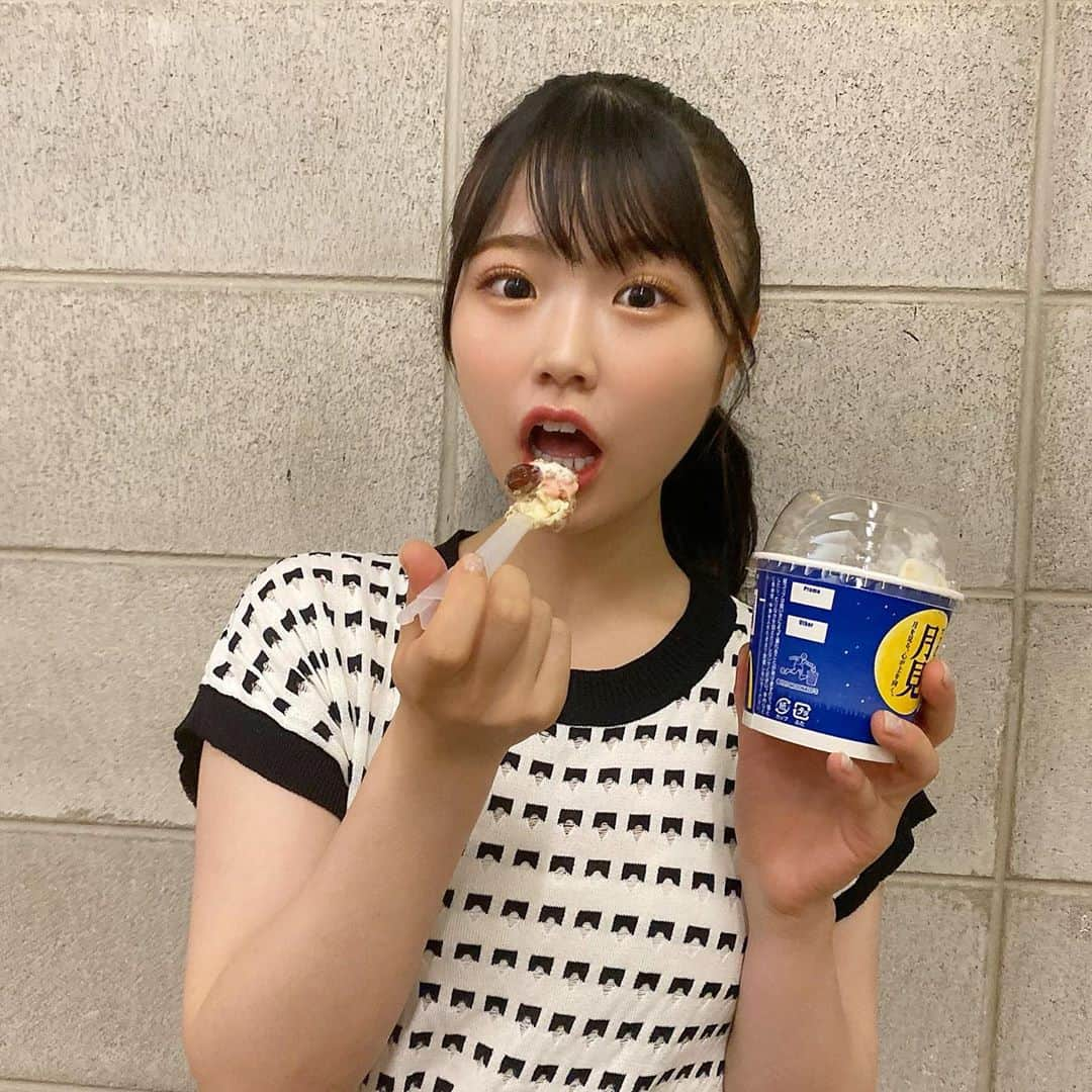 出口結菜さんのインスタグラム写真 - (出口結菜Instagram)「《🍟#難波　#マクドナルド》﻿ ﻿ 🌙マックフルーリー月見（¥320）﻿ ﻿ ﻿ ﻿ 食べれました❕❕❕❕﻿ ﻿ 月見味のマックフルーリー🍟🌙﻿ ﻿ ﻿ 月見パイは去年食べたのでマックフルーリーをっ﻿ ﻿ ﻿ ﻿ 中にはわらび餅３つときな粉風味のコーンクラッシュ！﻿ ﻿ ﻿ わらび餅はモッチモチっていうより、水分含みガチでみずみずしい感じ、！！！！﻿ ﻿ ﻿ ﻿ ﻿ ﻿ コーンクラッシュはきな粉風味やから少し甘めで上品✨✨﻿ ﻿ ソフトクリームとあってすごく美味しい✌️✌️﻿ ﻿ コーンクラッシュが1番美味しいって感じでしまった❕❕❕﻿ ﻿ ﻿ ﻿ ﻿ 黒蜜ソースもかかってるんやけど、溶けてソフトクリームの味に染み込んでいけば行くほど、黒蜜が濃すぎなくて美味しい、😎😎😎﻿ ﻿ ﻿ ﻿ ﻿ 1年ぶりに月見パイも食べたくなっちゃった😖😖😖﻿ ﻿ ﻿ ‥‥‥……………………………………………………………………﻿ ﻿ そして今日は﻿ #難波鉄砲隊其之九　の最終結果発表でした。﻿ ﻿ 私は鉄砲隊に入ることは出来ませんでした。﻿ ﻿ 初めて皆さんと一緒に頑張ろうと決めたイベント。﻿ ﻿ 中間発表では5位という、素敵な順位を皆さんにプレゼントしていただき、、﻿ ﻿ 入れるかもしれないという希望とたくさんの愛情を実感することができ、すごく自信にもなりました。﻿ ﻿その後もたくさんのメッセージだったり、コメント、皆さんの言葉にたくさん助けられ、支えられ、そのおかげでこの期間前を向いて頑張ることができました。 . 改めて、皆さんの大切さに気づくことができました。 ﻿ 本気だったからこそ、﻿ すごく悔しい気持ちでいっぱいです。﻿ ﻿ ﻿ でもまたここから、﻿ 皆さんと歩んでいきたいです。﻿ ﻿ ﻿ この経験と悔しさをバネに、﻿ 必ず新しい景色を皆さんに私が﻿ ﻿ プレゼントします。﻿ ﻿ ﻿ なのでこれからも、どうか﻿ 出口結菜をよろしくお願いします❕❕❕﻿ ﻿ 皆さん大好きです。﻿ ﻿ ﻿ ＿＿＿＿＿＿＿＿＿＿＿＿＿＿＿＿＿＿＿＿＿＿＿＿﻿ ﻿ ❤️エネルギー:253kcal﻿ 💗たんぱく質:5.6g﻿ 💛脂質:5.7g﻿ 💚炭水化物:44.7g﻿ ＿＿＿＿＿＿＿＿＿＿＿＿＿＿＿＿＿＿＿＿＿＿＿＿﻿ ﻿ #マックフルーリー月見 #マック #マクド #月見 #🌙 #🍟  #macdonalds #mac #マックフルーリー #新商品 #わらび餅 #スイーツ #sweet #季節限定 #ポニーテール #アイドル #甘いもの #甘党  #instafood #instalike #instagood #食べ物 #food #グルメ #ごはん記録 #グルメ好きな人と繋がりたい #ラビグルメ  ﻿ ﻿ ﻿ ﻿ ﻿」9月4日 21時45分 - yui_laby0622