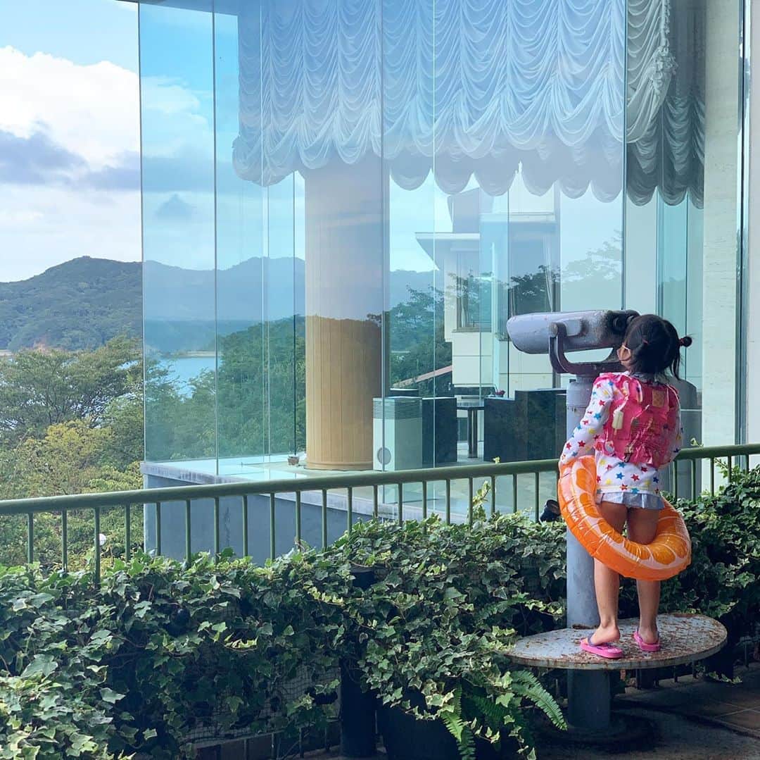 のインスタグラム：「実家に用事があったんだけど泊まりたくないので、#gotoキャンペーン で普段なら絶対泊まれない宿に泊まりました。 . あーちゃんは普段汚い中華屋しか連れてってもらってないから何も食べなかった…デザートの抹茶プリンですら「ニセモノのプリンでしょ…」と言って食べなかった。 調べたらゼラチンで固めるものはプリンの定義から外れるので抹茶プリンはニセモノといっていい」
