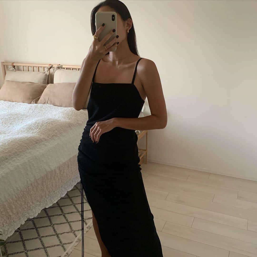 Alisaのインスタグラム：「black dress🖤」