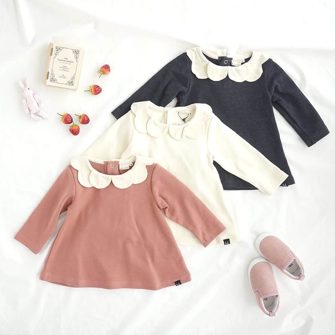 のインスタグラム：「【わずかに再入荷できました📣新作✨花びらカラー♪チュニック🌼】 . 争奪戦✊❣️ 花びらのようなスカラップ衿がCUTEなチュニック🎀 大好評で即完売となっていましたが、わずかに入荷できました👏 . 気になっていた方はお急ぎくださいね～🏃‍♂️🏃‍♀️💨 . 🌼花びらカラー♪チュニック カラー：ピンク/グレー/アイボリー プライス：2,300円+tax . 80〜110サイズをご用意していますが、売り切れごめん🙏 欲しいサイズがGETできたら、ラッキー💖 . . プロフィール欄のURLから今すぐGO💨 べびちゅHP上部のバナー「秋の新作」からもチェックできますよ☝️ . . 📣合わせてチェック！ 期間限定☝️ ポイントUPキャンペーン開催中🎉 . このチャンスに❣️ 今すぐ！ログインしてお買い物😘 . 💡会員様だけのお得なキャンペーンです。商品代金の５％をポイントでもらえます💡 . 今回貯めたポイントを使えば、これからまだまだ登場する新作アイテムがおトクにGETできちゃう😍 . まだ会員でない方は先に登録してね！30秒もかからないよ👍 . ポイントUPキャンペーンは、9月7日(月)23:59まで⏰ . カートに入れてるアイテムはありませんか❓ このチャンスに、欲しいものぜーんぶ一緒にGETしちゃお🧚‍♀✨ . . #新作 #秋の新作 #チュニック #newarrival #べびちゅ #babychu #ig_kidsphoto #ig_babyphoto #かわいい #子供服 #ベビー服 #親バカ部 #女の子 #娘 #赤ちゃん #ベビーコーデ #キッズコーデ #ベビーファッション #キッズファッション #出産祝い #baby #babychujp #べびちゅstylingcollection #stayhome #おうち時間 #べびちゅstylebook」
