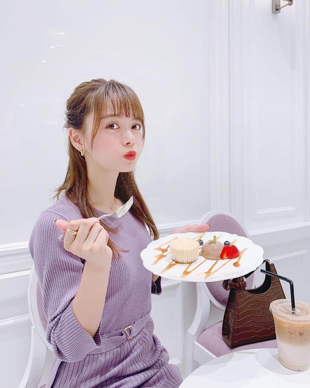 山崎春佳さんのインスタグラム写真 - (山崎春佳Instagram)「🍨💜 . allure cafeでは、チーズケーキとチョコレートの ジェラートのセットを食べたよ！(昨日のつづき。笑) . ジェラートは濃厚だし、チーズケーキもとっっても 美味しかった！こんなクオリティの高いカフェが アパレルショップに潜んでいたとは…！ . tags🏷 #ワンピース @proportionbodydressing #クロコバッグ @emmyofficial.jp . #me #tbt #sweets #proportionallurecafe #yum #happy #proportionbodydressing #purpledress #cake #jelato #有楽町カフェ #プロポーションアリュールカフェ #ジェラート #有楽町スイーツ」9月4日 22時01分 - haruka_yamazaki