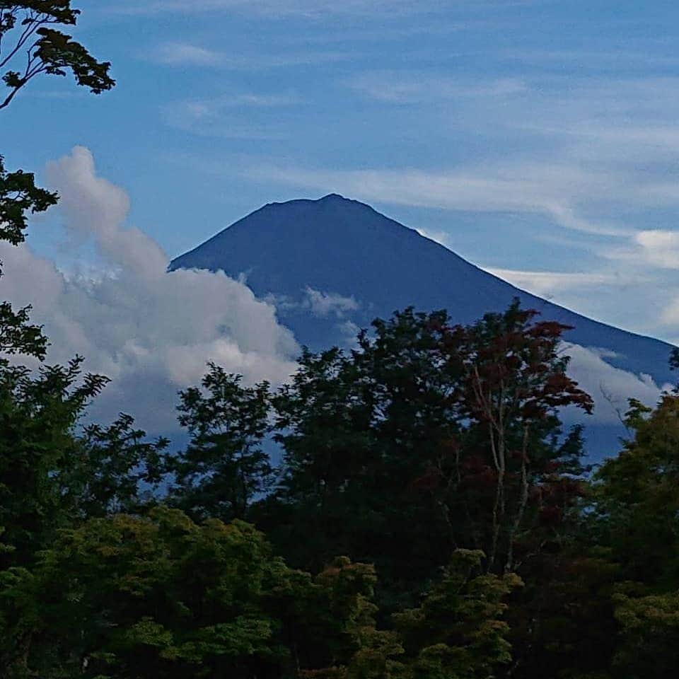 綾小路きみまろさんのインスタグラム写真 - (綾小路きみまろInstagram)「綾小路きみまろです。 夕方の景色🗻 いい感じ‼️  #綾小路きみまろ #富士山 #河口湖 #きみまろ茶やからの富士山ビュー」9月4日 21時54分 - ayanokojikimimaro_official