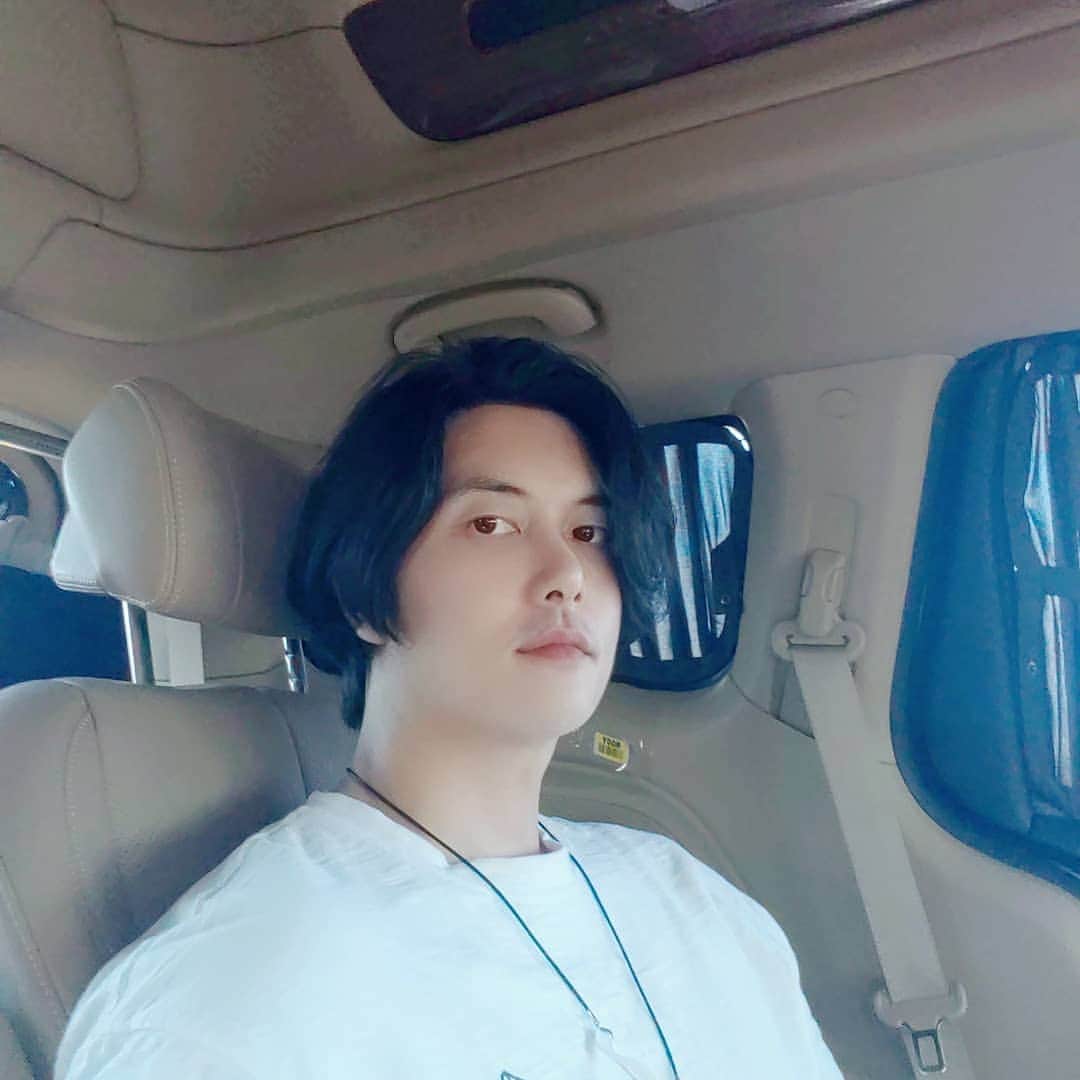 ジェヒのインスタグラム：「머리 진짜 많이 자랐다 . . . . . #귀찮아서안짤렀더니」