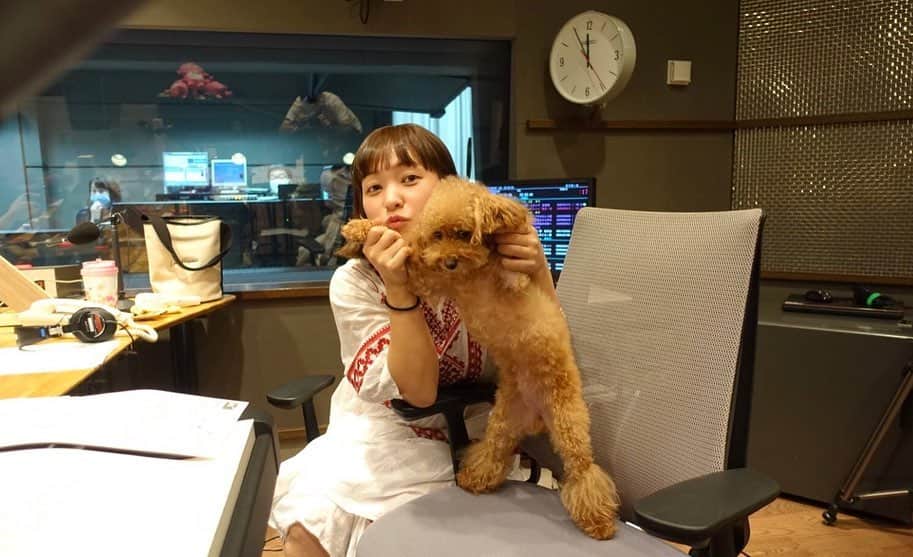 近藤夏子さんのインスタグラム写真 - (近藤夏子Instagram)「愛しのアンちゃま😍 しゃべってくれたらいいのになぁ、、と思ったり、しゃべると文句言われそうでこわいなぁーと思ったり。。笑) なにを考えているんだろう？？ 1枚目と3枚目は明らかに不服そうやけどな🤠 #アンちゃま #abcyonayona #ラジオ #愛犬 #トイプードル  #よなよなはいつもお風呂入ってから行って終わって2分でタクシーに乗って30分後には布団の中で寝ようとするけどアドレナリン出まくってて結局3時ごろまで寝れない」9月4日 21時55分 - kondonatsuko
