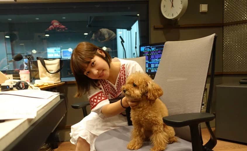 近藤夏子さんのインスタグラム写真 - (近藤夏子Instagram)「愛しのアンちゃま😍 しゃべってくれたらいいのになぁ、、と思ったり、しゃべると文句言われそうでこわいなぁーと思ったり。。笑) なにを考えているんだろう？？ 1枚目と3枚目は明らかに不服そうやけどな🤠 #アンちゃま #abcyonayona #ラジオ #愛犬 #トイプードル  #よなよなはいつもお風呂入ってから行って終わって2分でタクシーに乗って30分後には布団の中で寝ようとするけどアドレナリン出まくってて結局3時ごろまで寝れない」9月4日 21時55分 - kondonatsuko