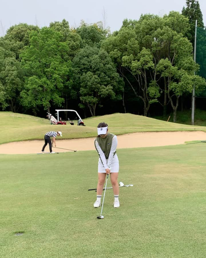 井上沙紀のインスタグラム：「いつかの⛳️ クルッシュパッなイメージ伝わりますかねw #4U #golf #ゴルフ #ライン出し」